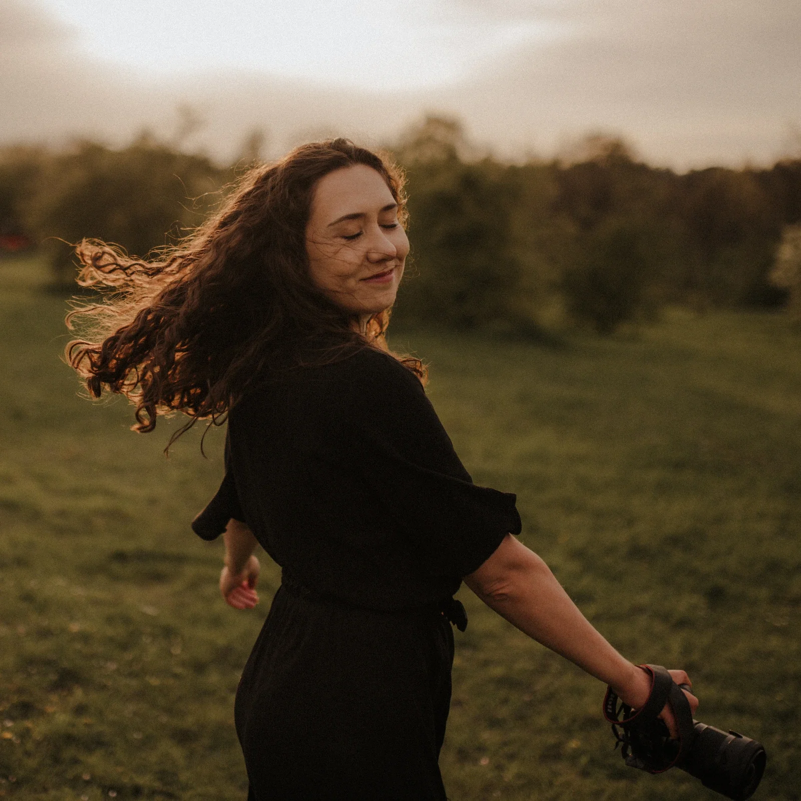 Ania Bednarz, fotografka, z aparatem w dłoni