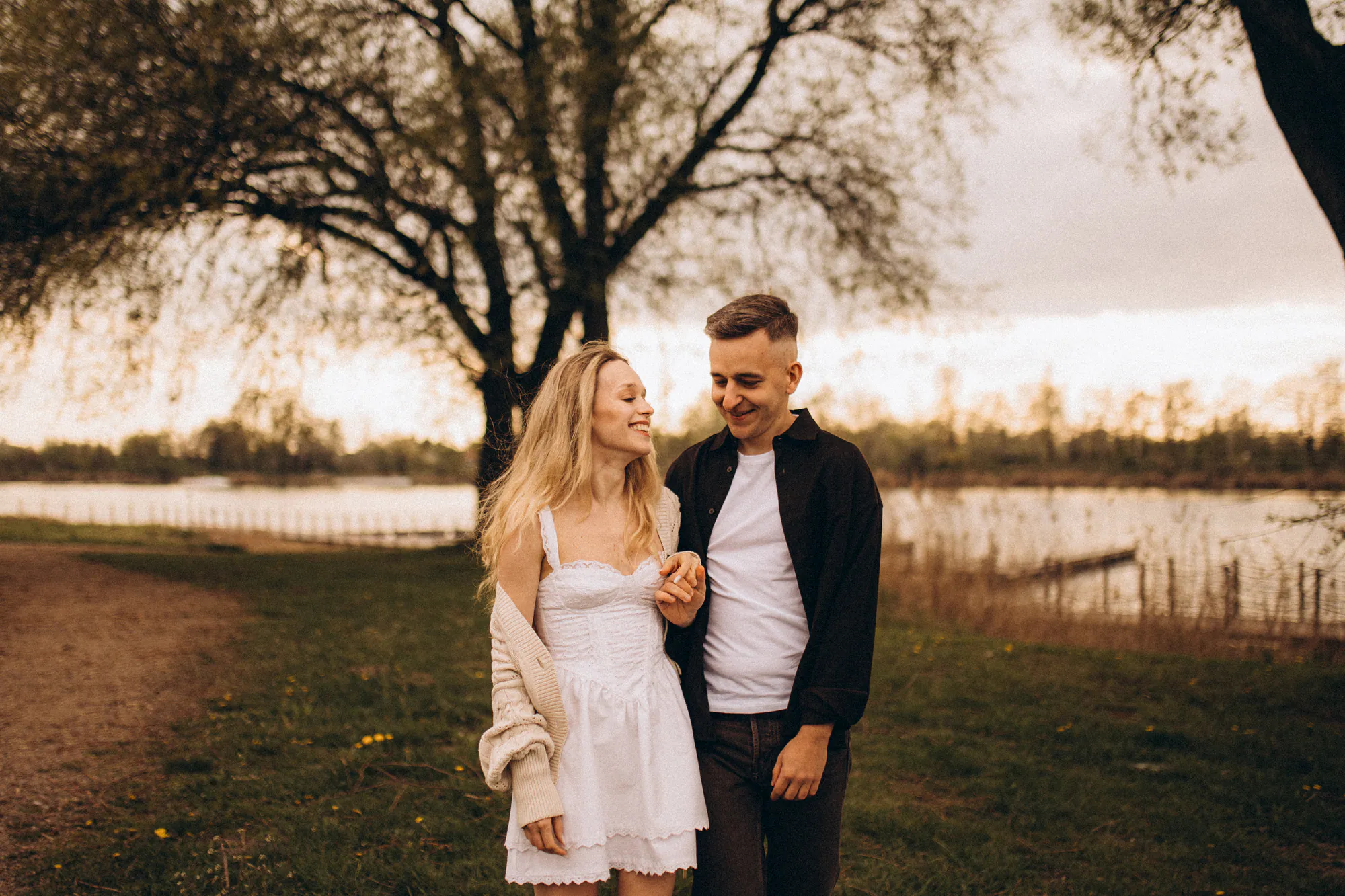 Kasia i Mateusz - sesja miłosna nad wodą w Przylasku Rusieckim, kadr 2