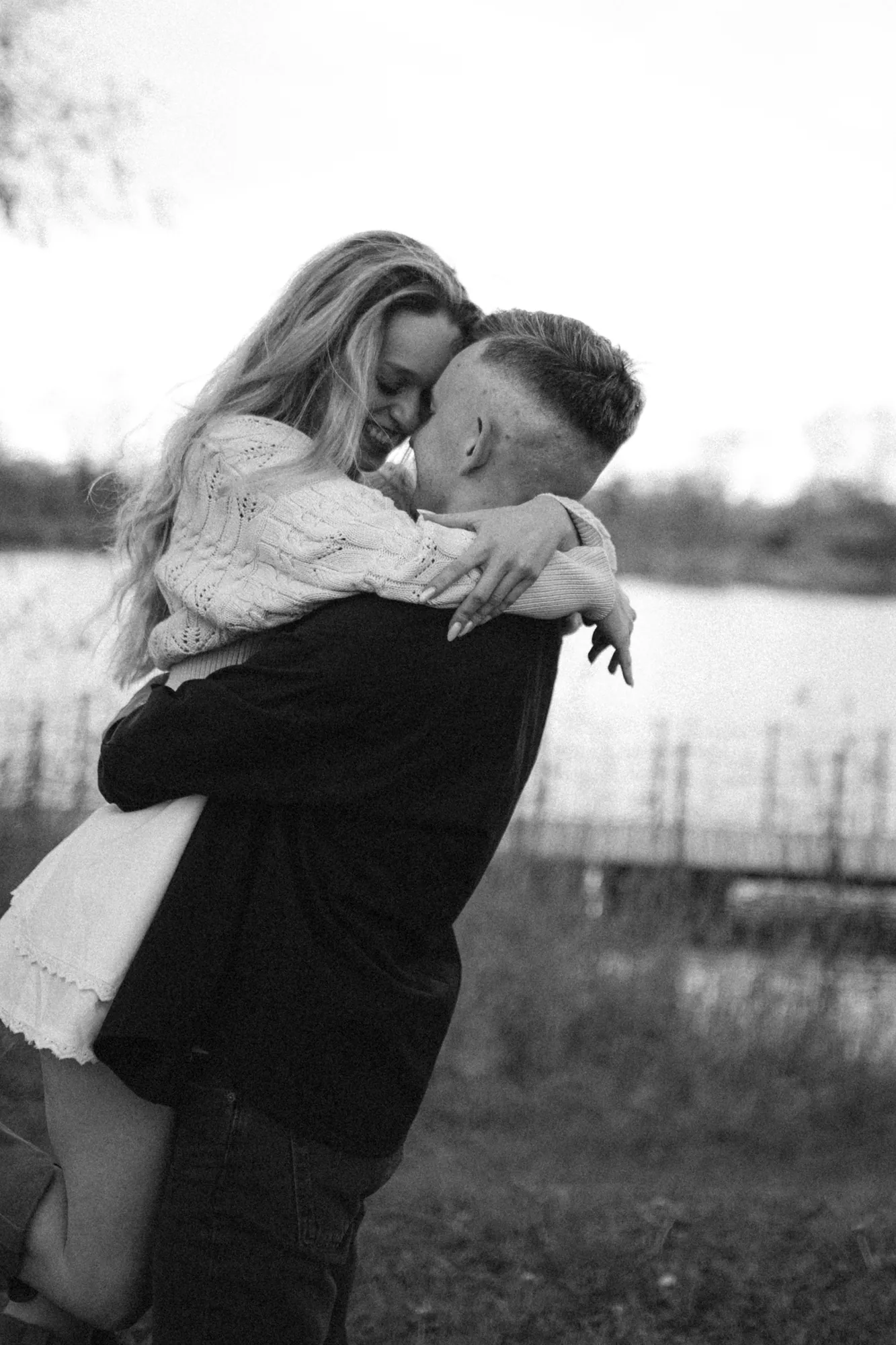 Kasia i Mateusz - sesja miłosna nad wodą w Przylasku Rusieckim, kadr 3