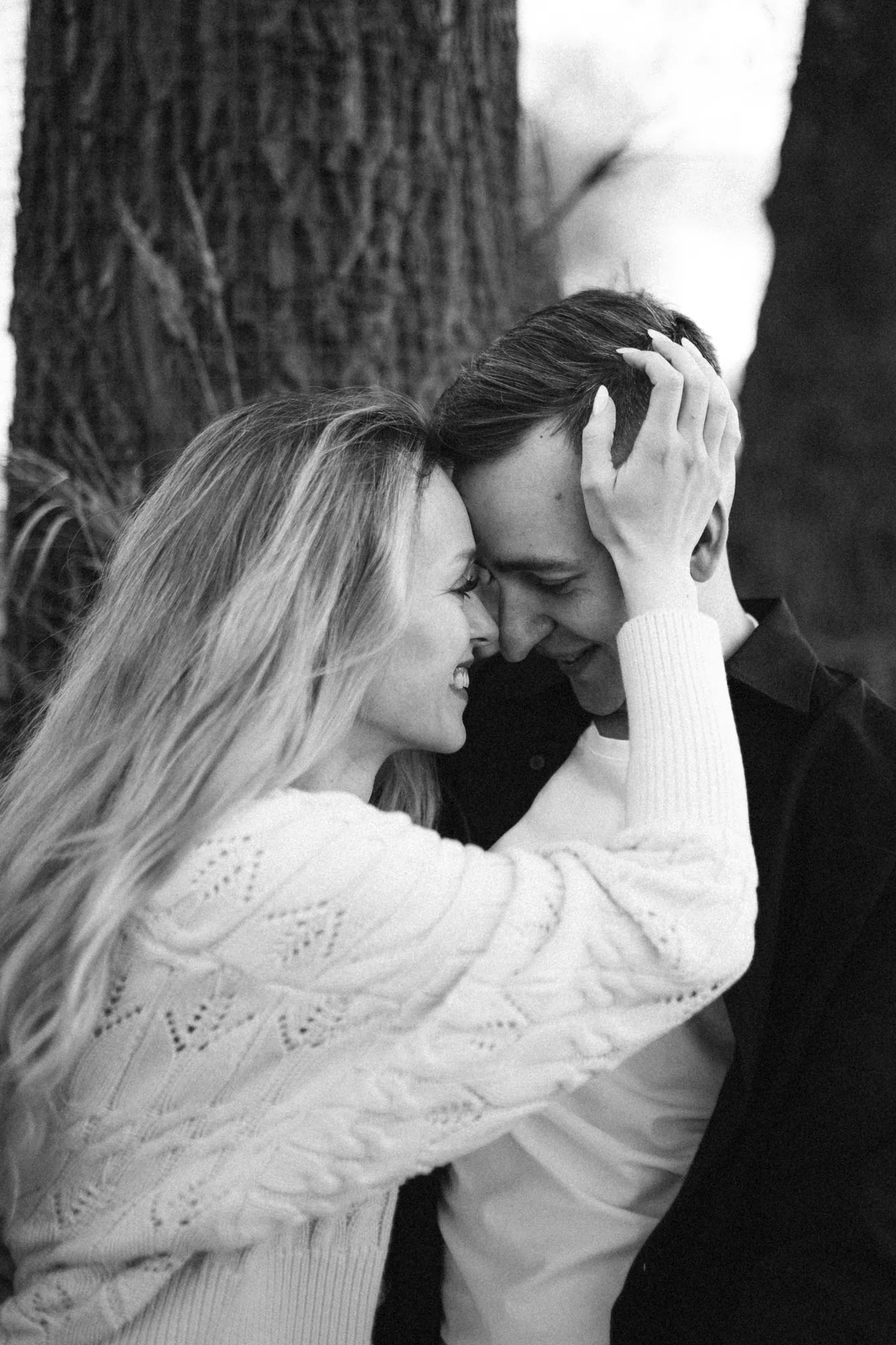 Kasia i Mateusz - sesja miłosna nad wodą w Przylasku Rusieckim, kadr 4