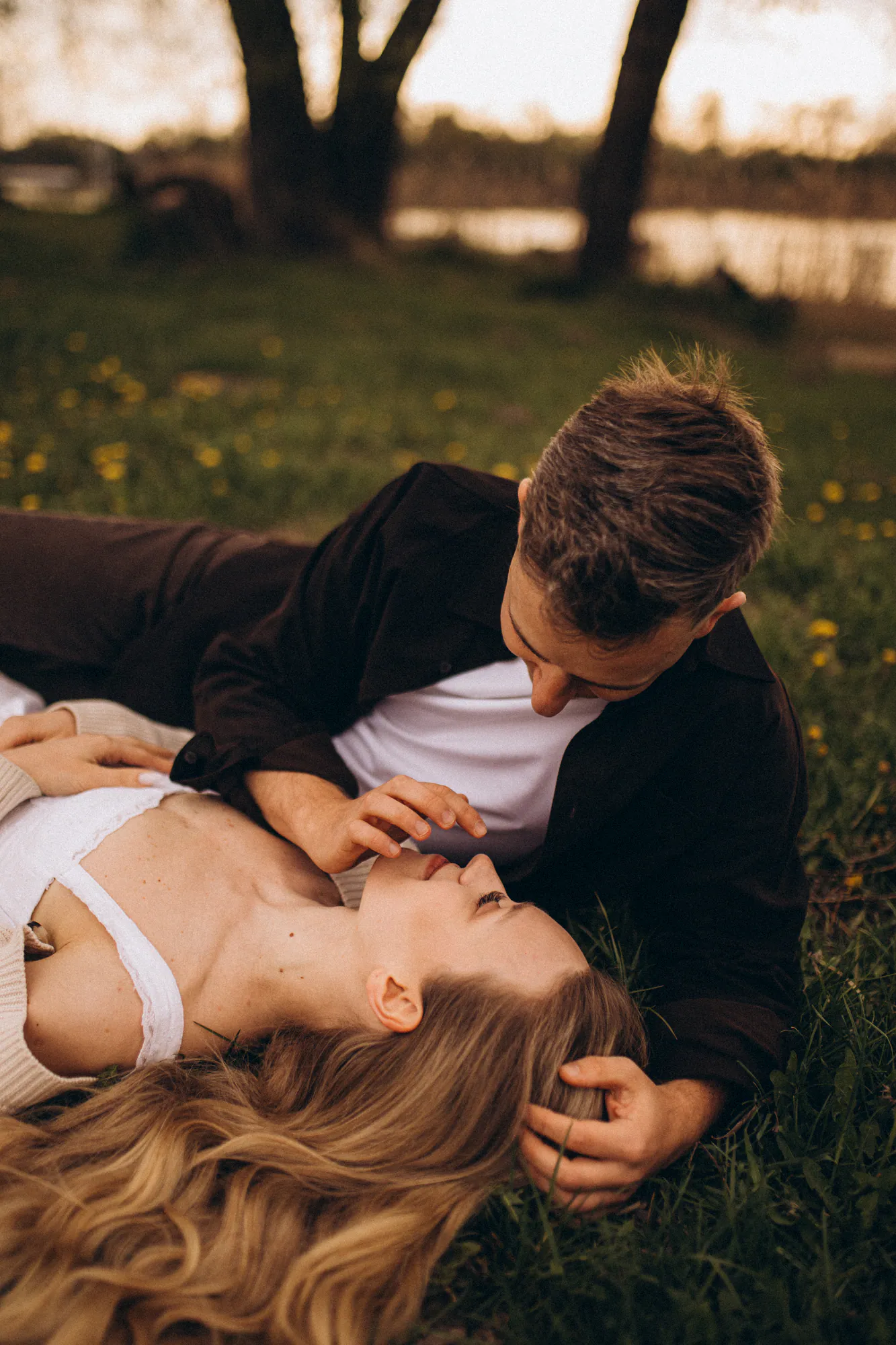 Kasia i Mateusz - sesja miłosna nad wodą w Przylasku Rusieckim, kadr 6