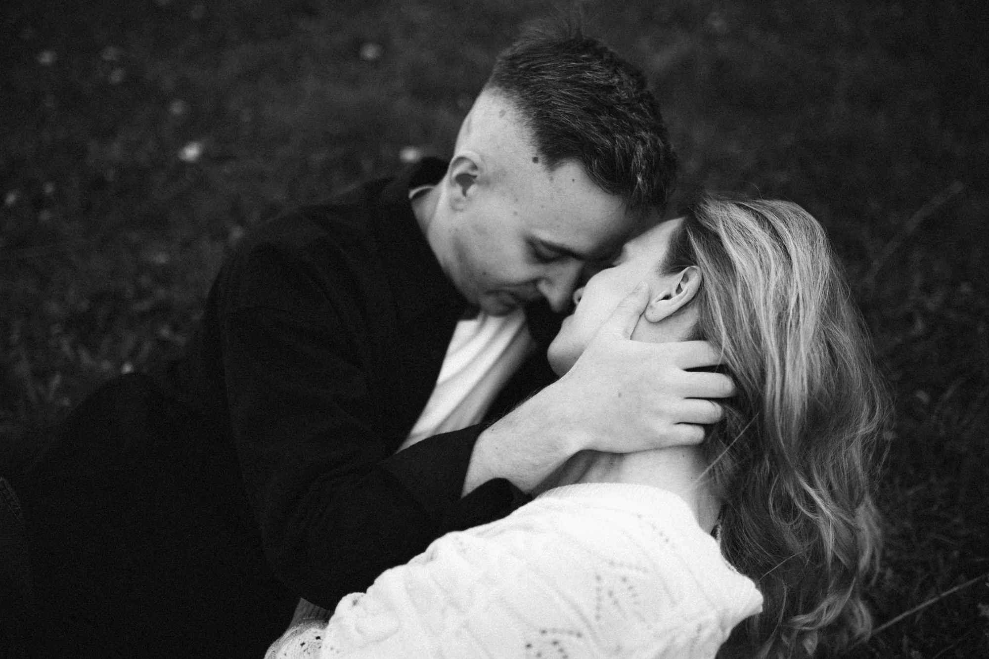 Kasia i Mateusz - sesja miłosna nad wodą w Przylasku Rusieckim, kadr 7