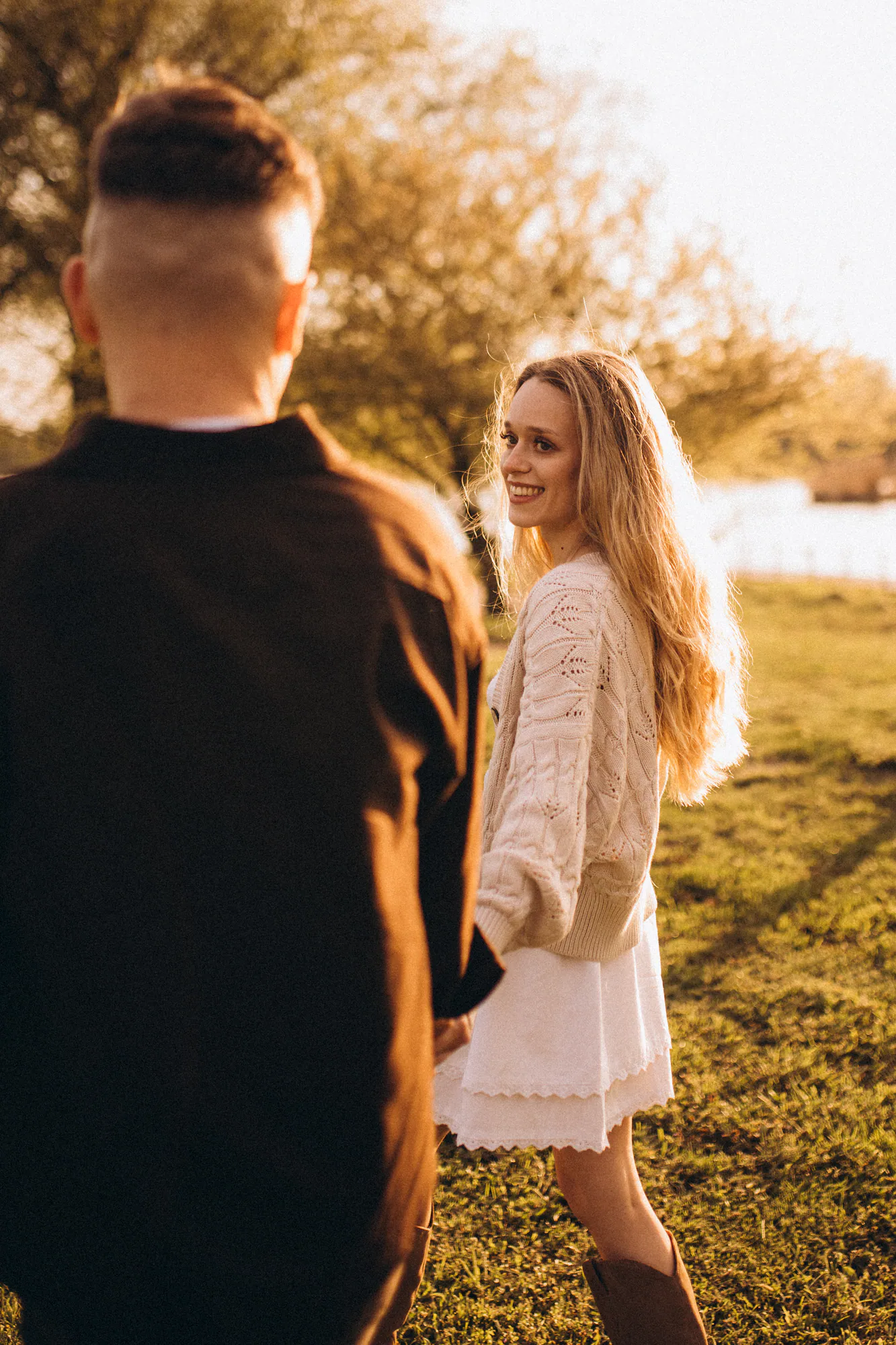 Kasia i Mateusz - sesja miłosna nad wodą w Przylasku Rusieckim, kadr 13