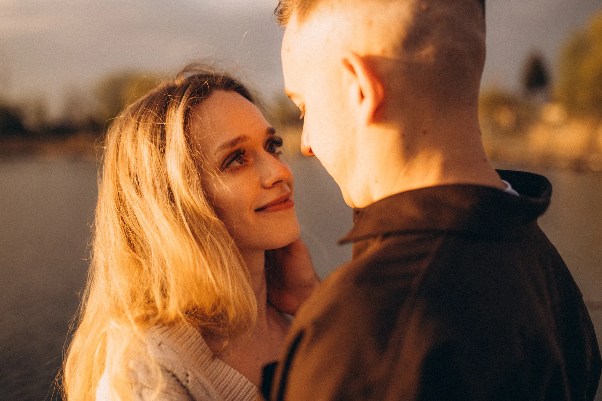 Kasia i Mateusz - sesja miłosna nad wodą w Przylasku Rusieckim, kadr 16
