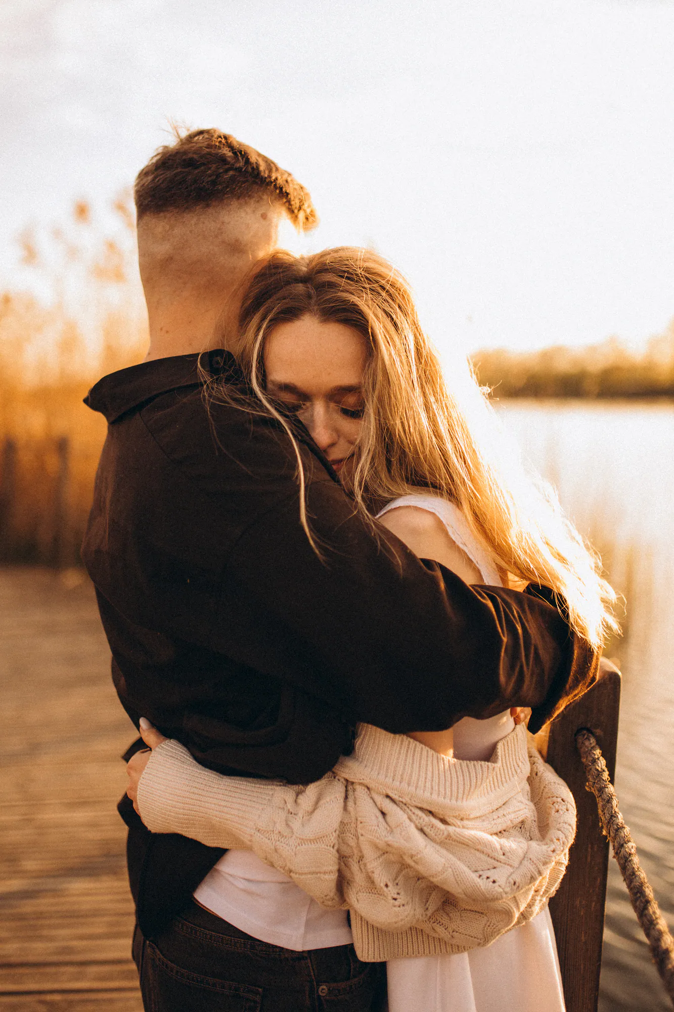 Kasia i Mateusz - sesja miłosna nad wodą w Przylasku Rusieckim, kadr 17