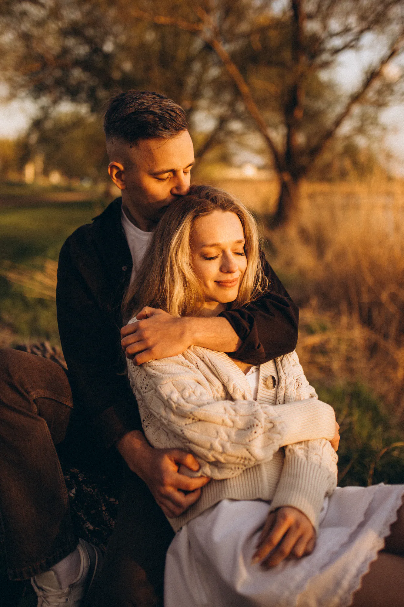 Kasia i Mateusz - sesja miłosna nad wodą w Przylasku Rusieckim, kadr 20