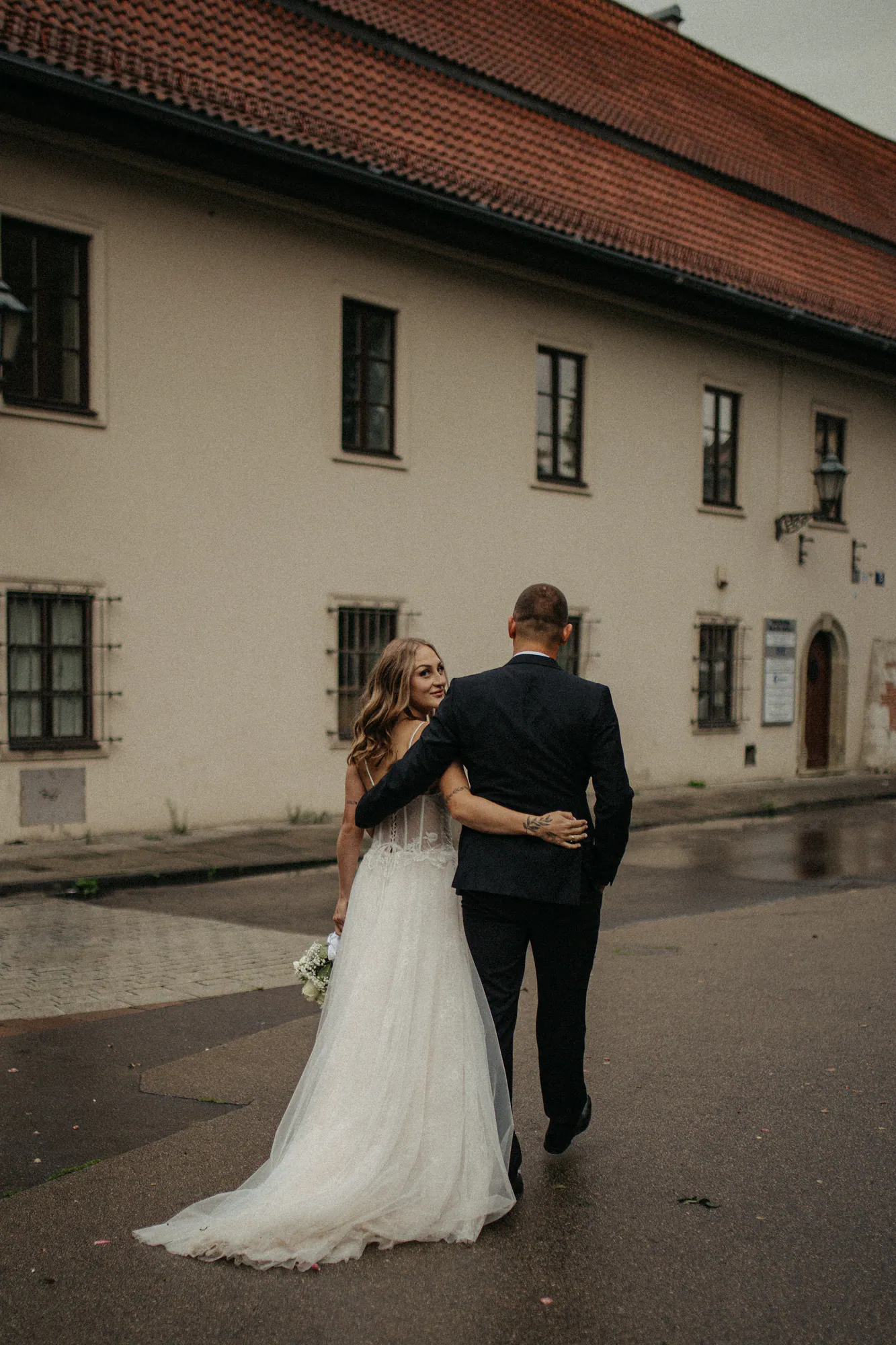 Klaudia i Łukasz - sesja poślubna na krakowskim Rynku, kadr 23