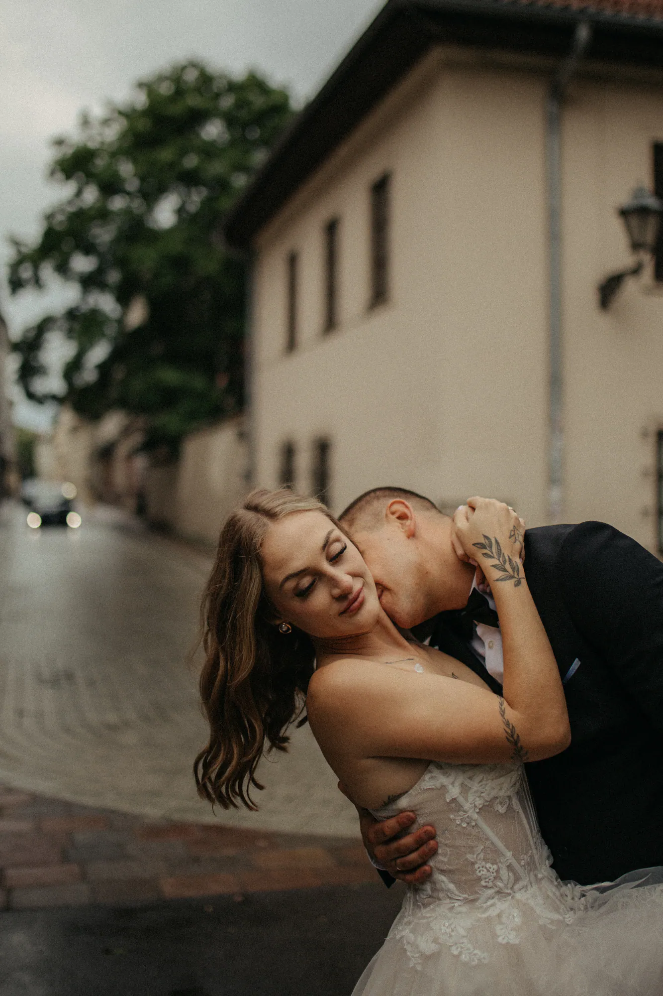 Klaudia i Łukasz - sesja poślubna na krakowskim Rynku, kadr 24