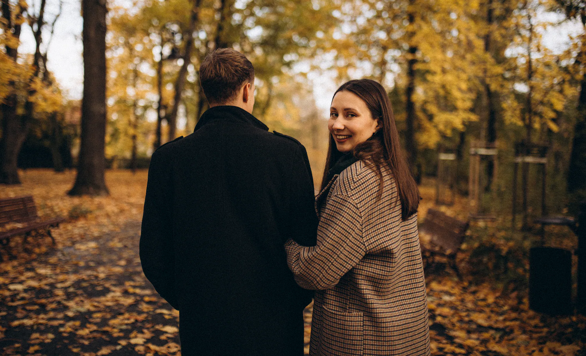 Ola i Adam - jesienna sesja miłosna w Parku Bednarskiego w Krakowie, kadr 2