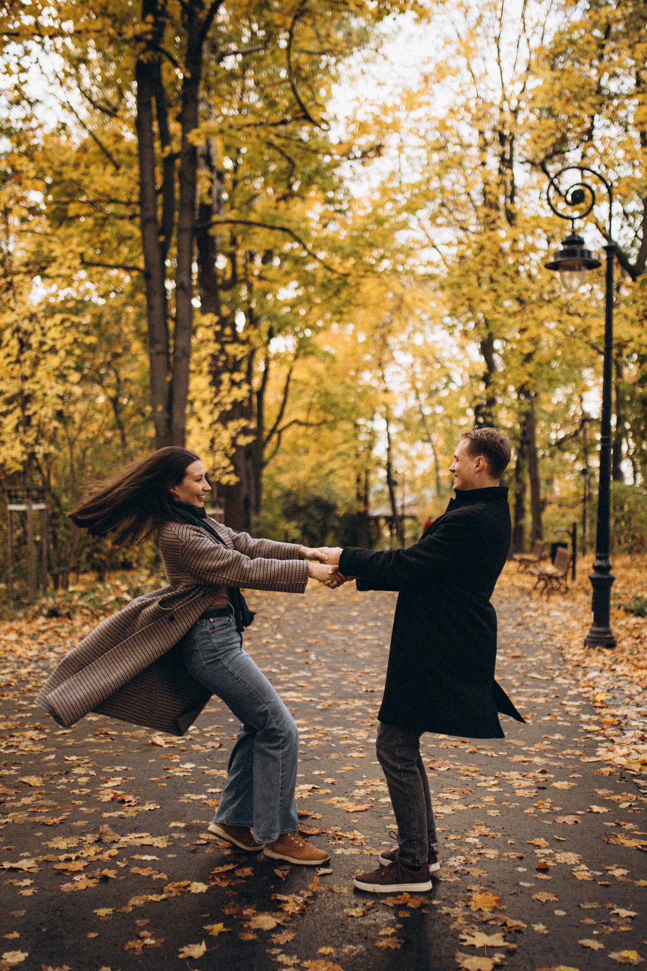 Ola i Adam - jesienna sesja miłosna w Parku Bednarskiego w Krakowie, kadr 9