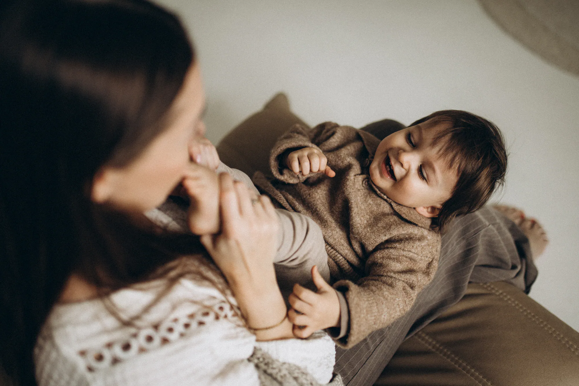Sesja rodzinna Kraków - mama przytula synka podczas sesji w studiu