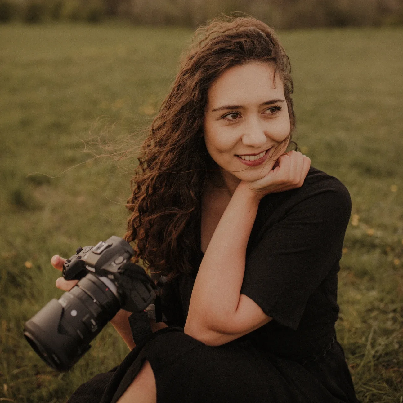 Portret Ani Bednarz – fotografki z aparatem w ręku