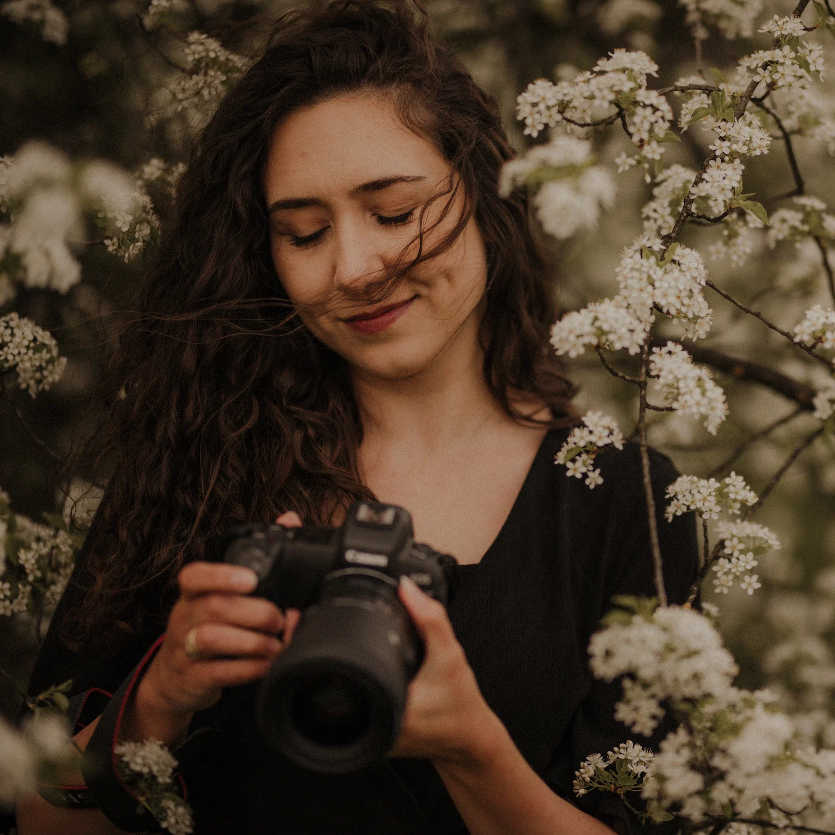 Ania Bednarz – fotografka ślubna i rodzinna wśród kwitnących krzewów z aparatem